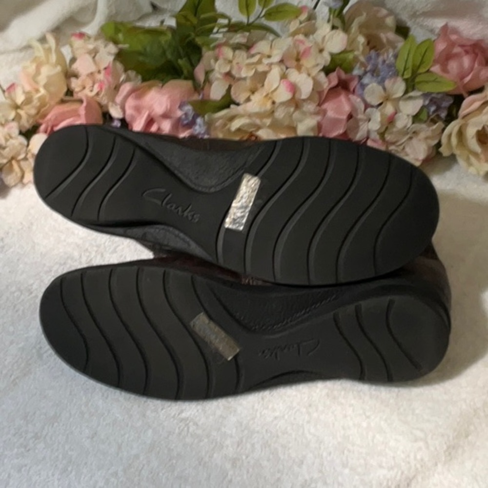 CLARKS BENDABLE ANKLE BOOTS NWOT - Picture 2 of 5